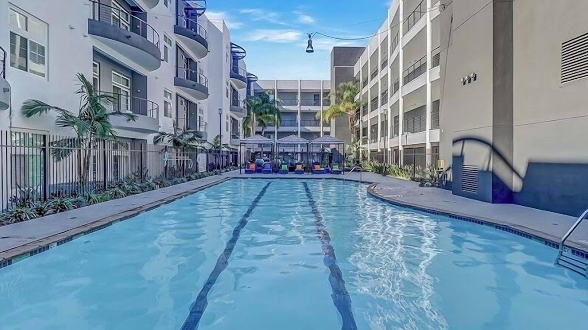Airport Area Apartment | Cozy 2BD Large king & queen bed heart of Irvine