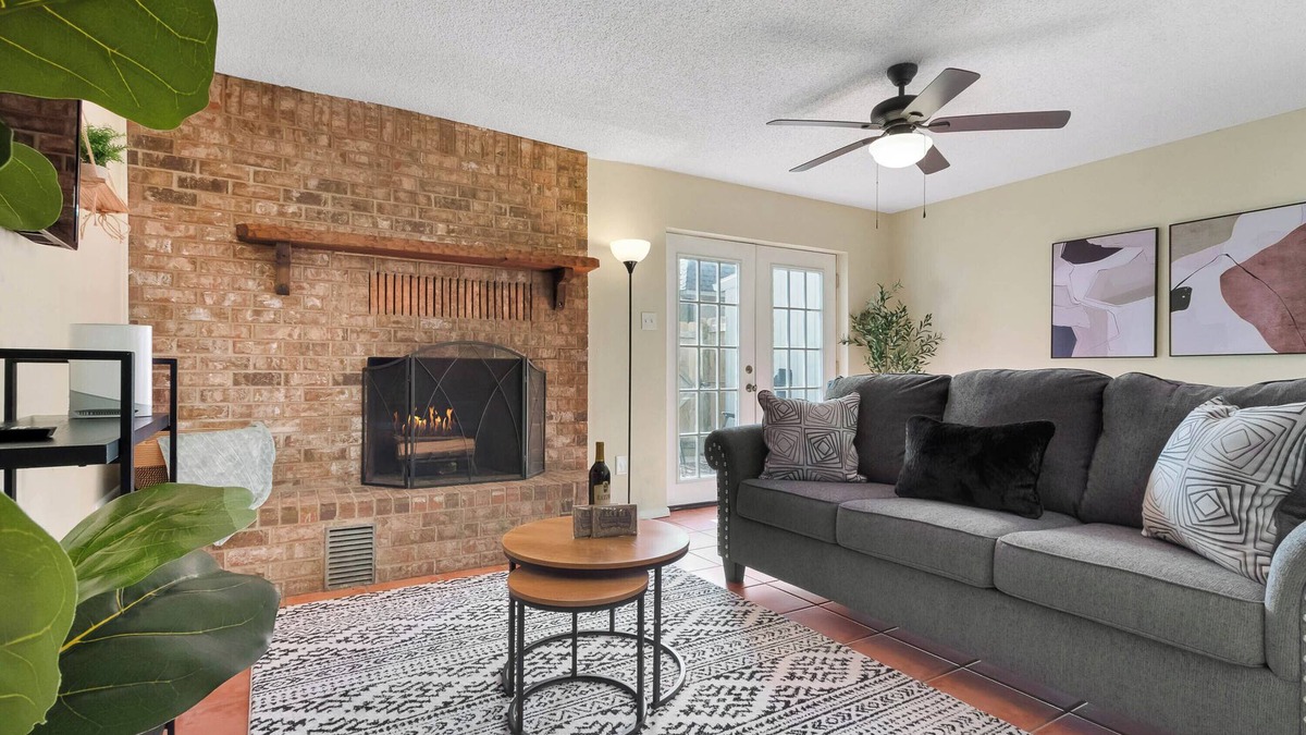 Longview House | Cozy 2bdr Townhome, King Bed, Pet Friendly, Centrally Located