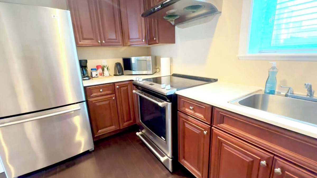 Delta House | COZY 2bed-2bath independent walkout suit holiday home in Delta.