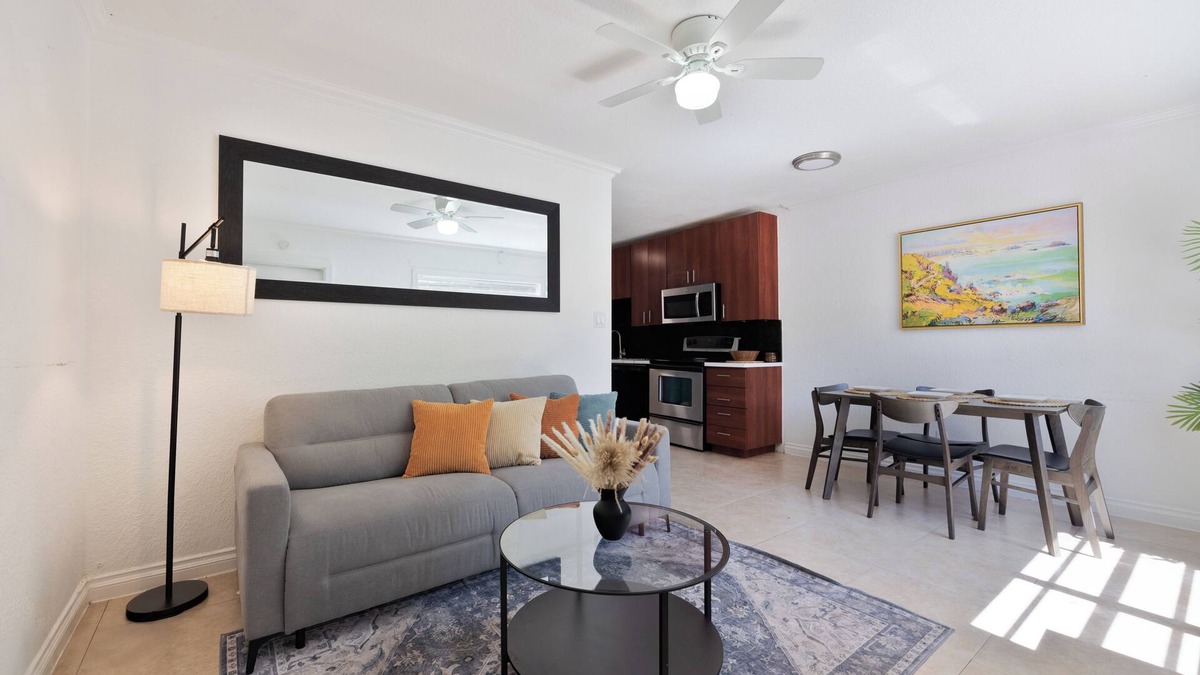 South Middle River House | Cozy 2BR/1Bath Oasis Near Las Olas with Backyard