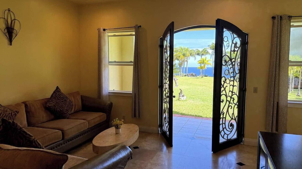 Pepeekeo House | Cozy 2BR/2BA Haven near Botanical World Adventures