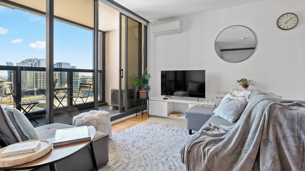 Melbourne Central Business District Apartment | Cozy 2BR | amazing views + pool & gym (accommodates 6 people)