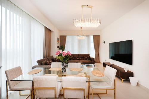 Trade Centre 1 Apartment | Cozy 2BR APT With Canal Views, Pool with Burj View