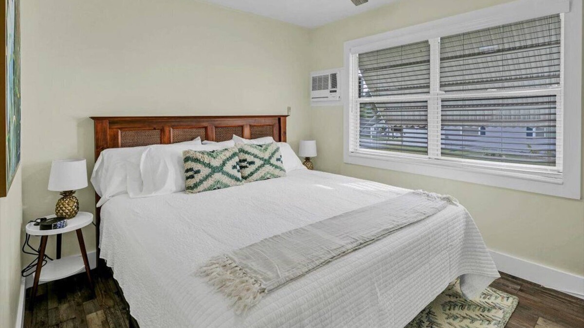 Safety Harbor Apartment | Cozy 2BR Bungalow Near Pier & Downtown