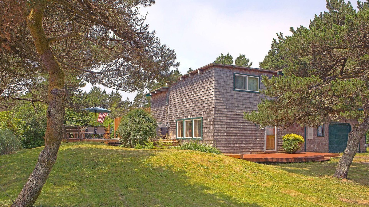 Grayland Cabin | Cozy 2BR cabin near beach with deck & fireplace.
