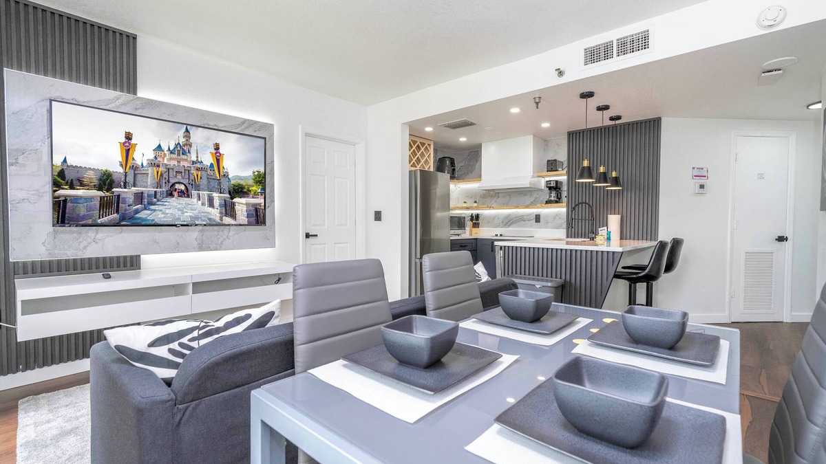 Florida Center Apartment | Cozy 2BR condo, Modern, Best Location (6165)