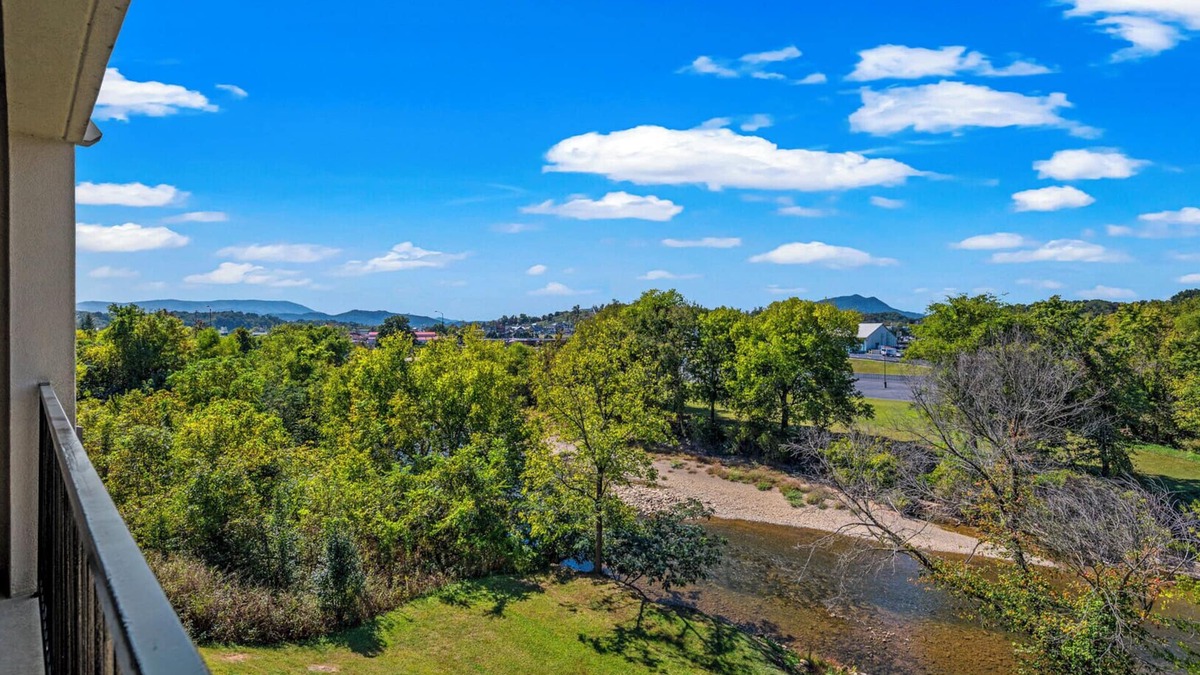 Sevierville Condo | * Cozy 2BR Condo! POOL +River View! +In TOWN! *