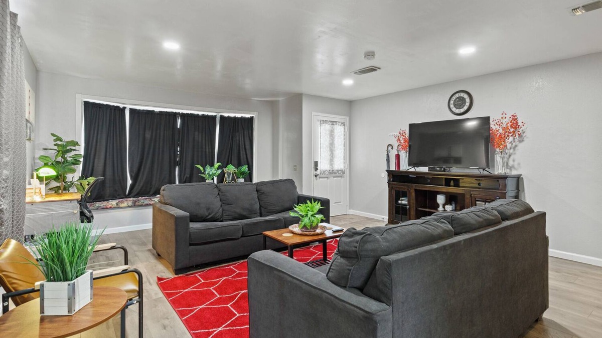 Carmichael Apartment | Cozy 2BR in Sunny Carmichael | Netflix | Work Desk