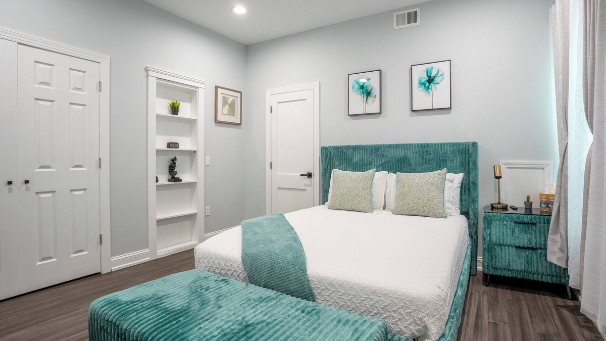 Garden Court Apartment | Cozy 2BR Loft 2nd Floor Retreat/The Loft@Cedar Park Philadelphia