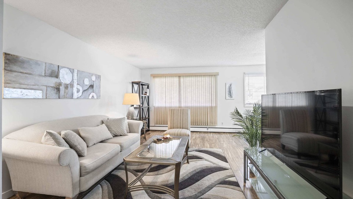 Fort McMurray Apartment | COZY 2BR | Newly Renovated | Fast WiFi | Free Parking | Downtown Area