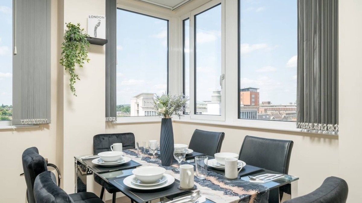 London Borough of Bromley Apartment | Cozy 2BR Retreat by Bromley Town Centre