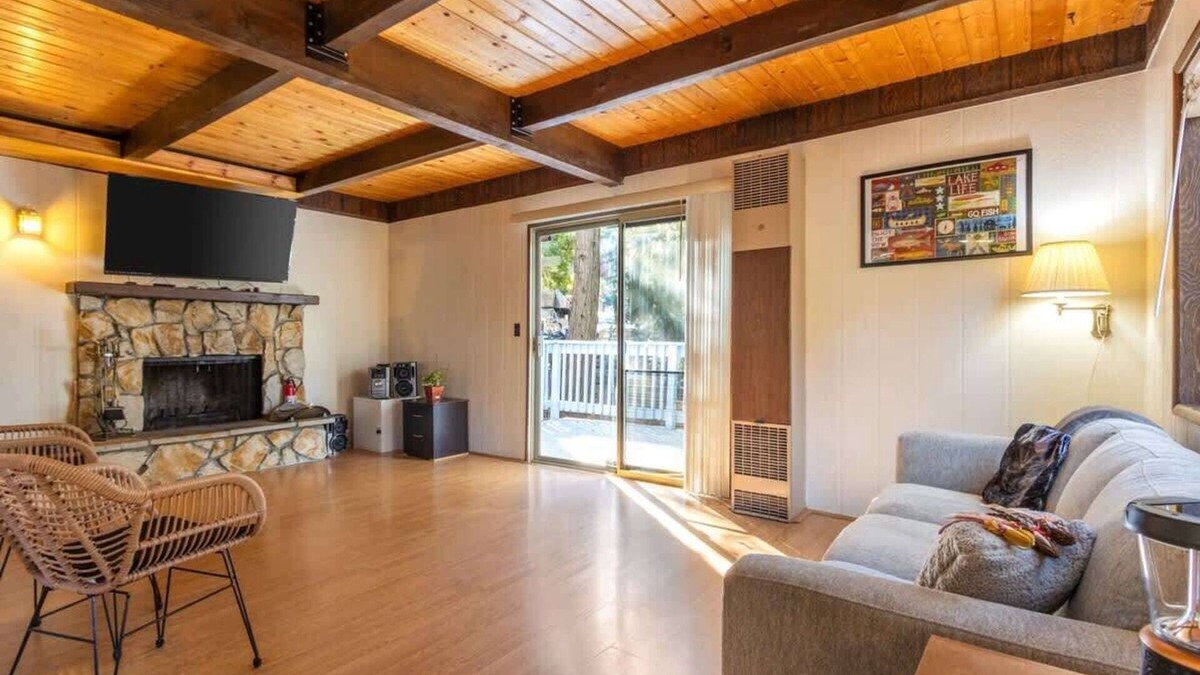 Crestline House | Cozy 2BR Retreat Near Lake Grego with Mountain Views