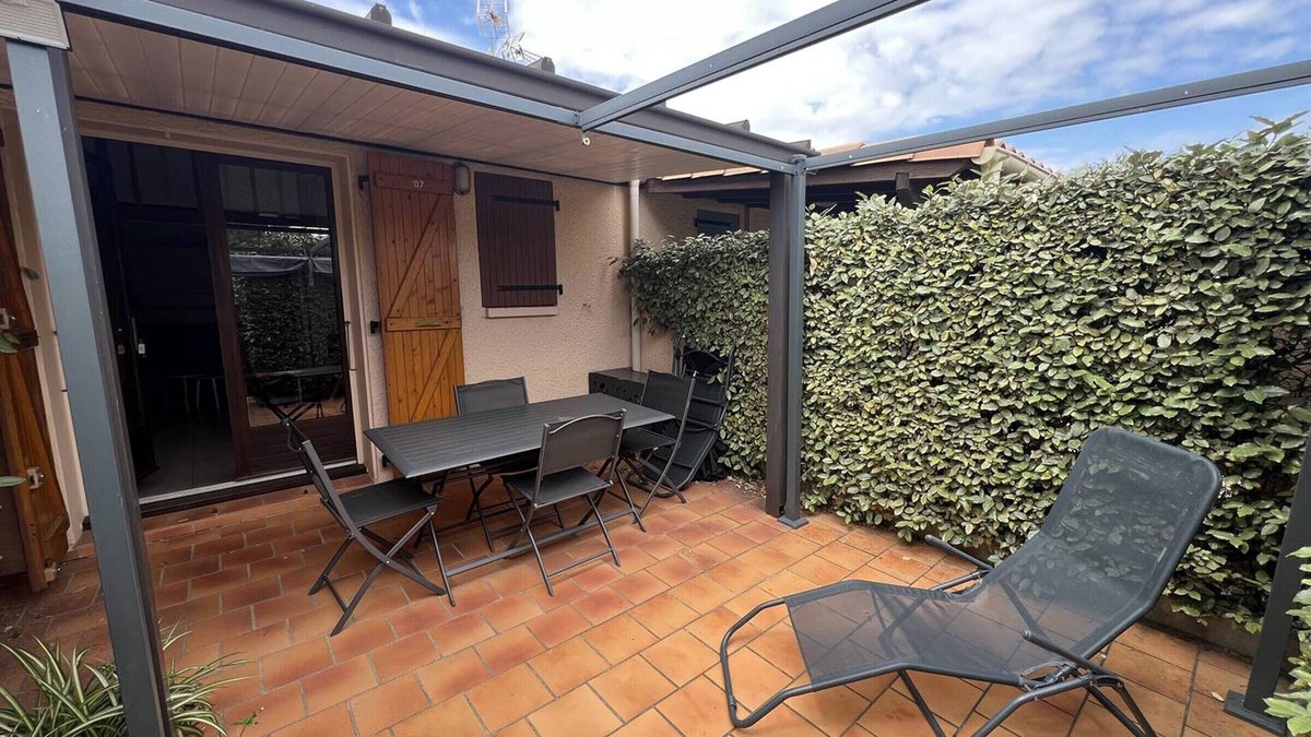 La Franqui Villa | Cozy 2BR Villa with Mezzanine, Pool, A/C, Parking, Near Beach & Shops in La Franqui