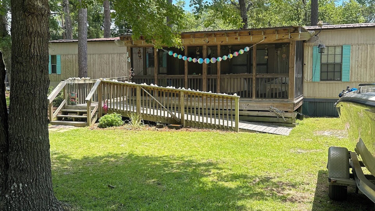 Cedar Point House | Cozy 3 Bdr mobile home 5 miles to Emerald Isle Beach or Downtown Swansboro