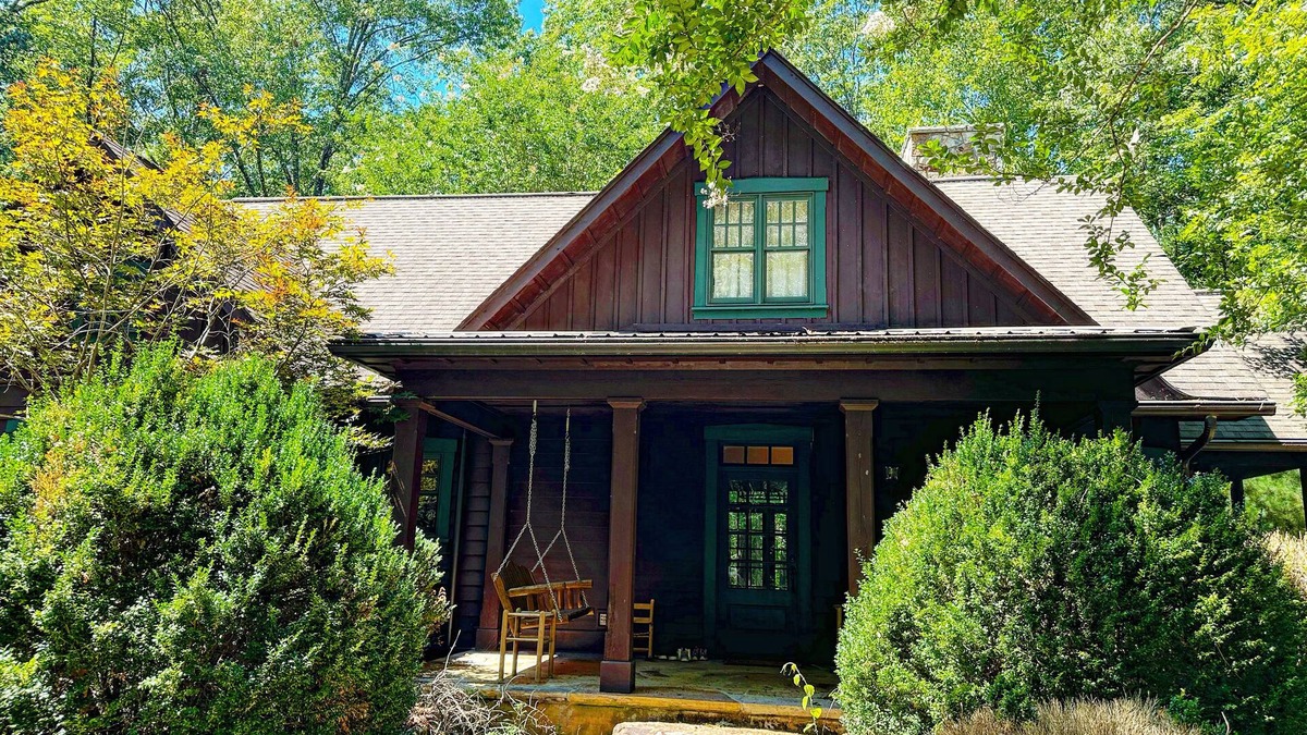 Clifftops House | Cozy 3 bed - 2.5 bath meticulously appointed in the woods of Clifftops