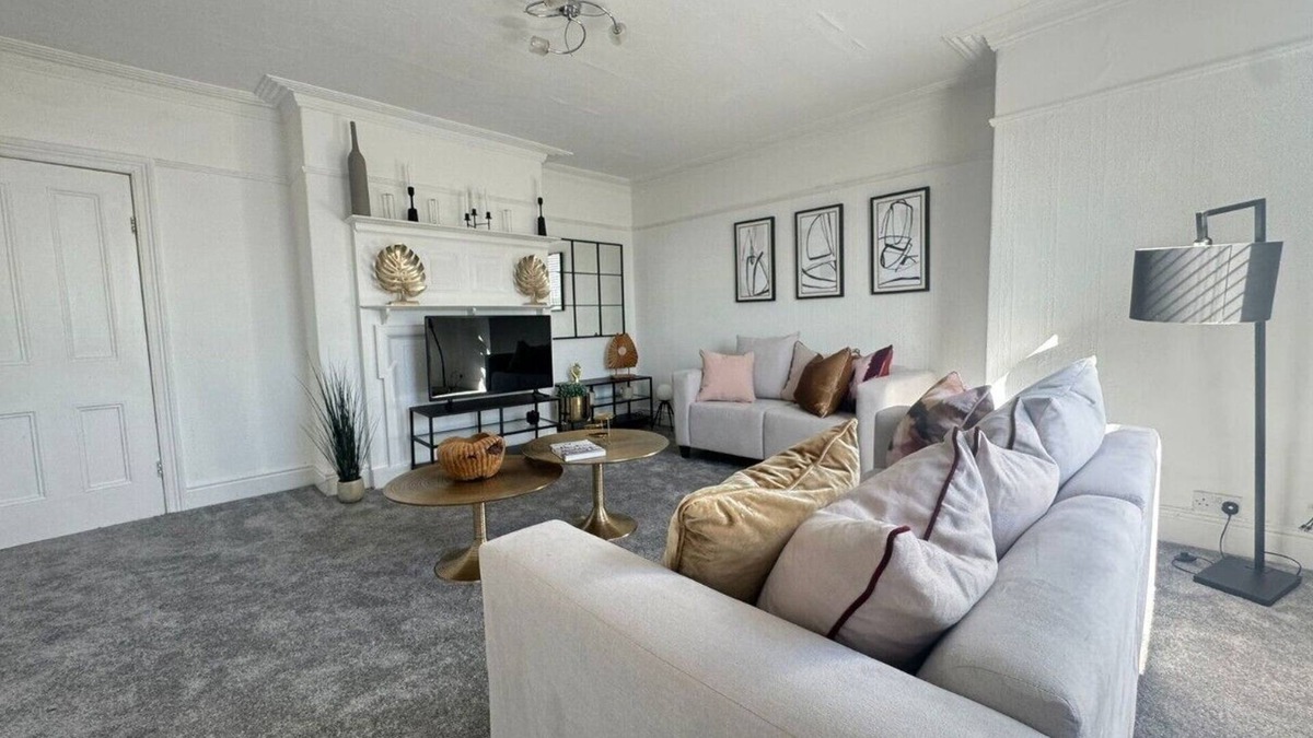 Southport Apartment | Cozy 3 bed apartment with views of Southport's Marine Lake! Free WiFi