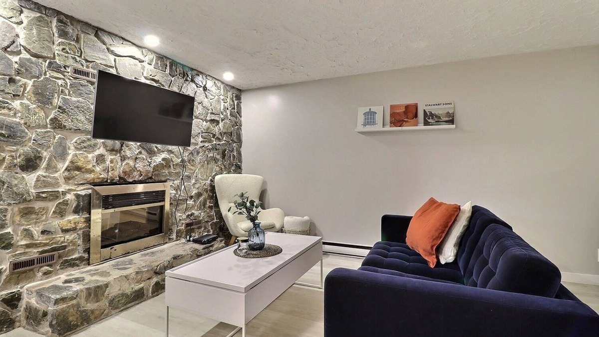 Moncton Apartment | Cozy 3 Bed Apt - 2 min from Moncton Hospital - Pet-Friendly!