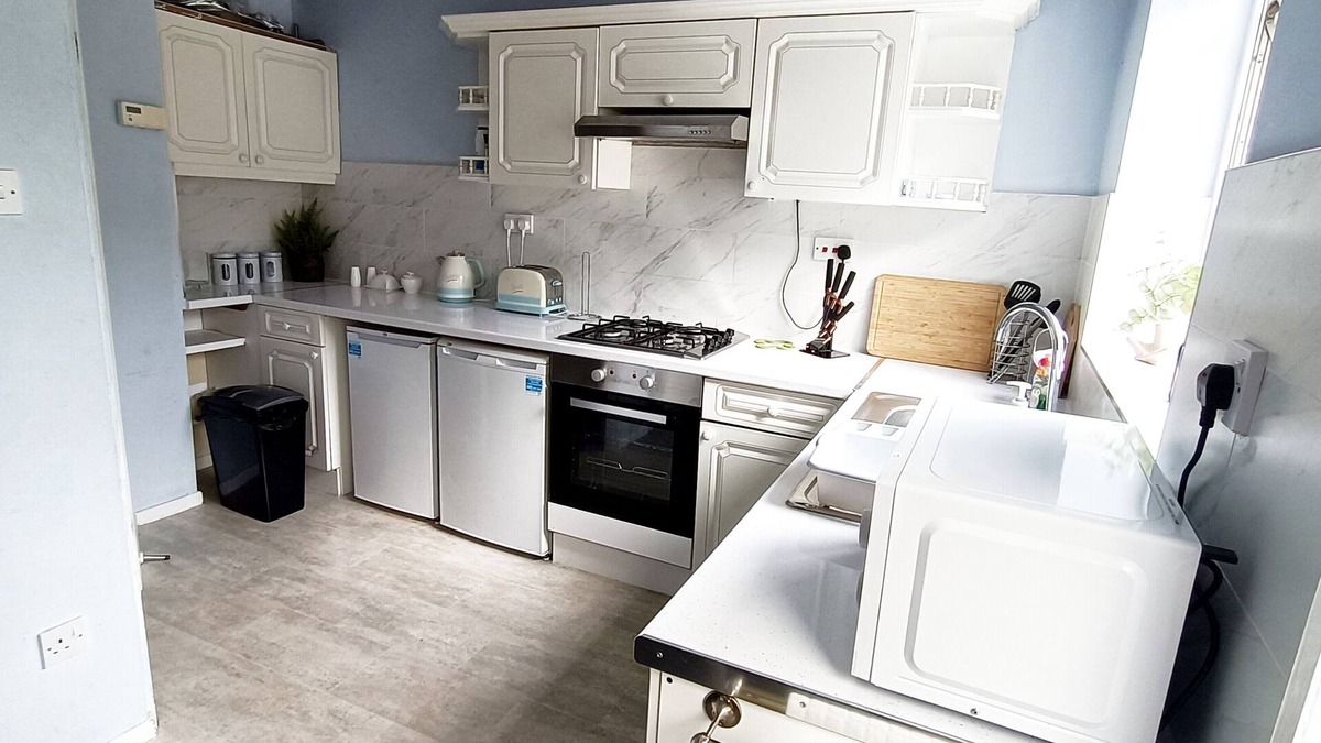 Huddersfield House | Cozy 3-Bed Family Home with Free Parking