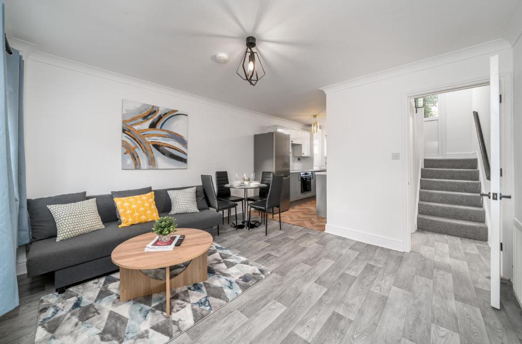 Rochester East Ward House | COZY 3 Bed House With Garden & Parking in Rochester, Kent Mins to Train Station, WiFi