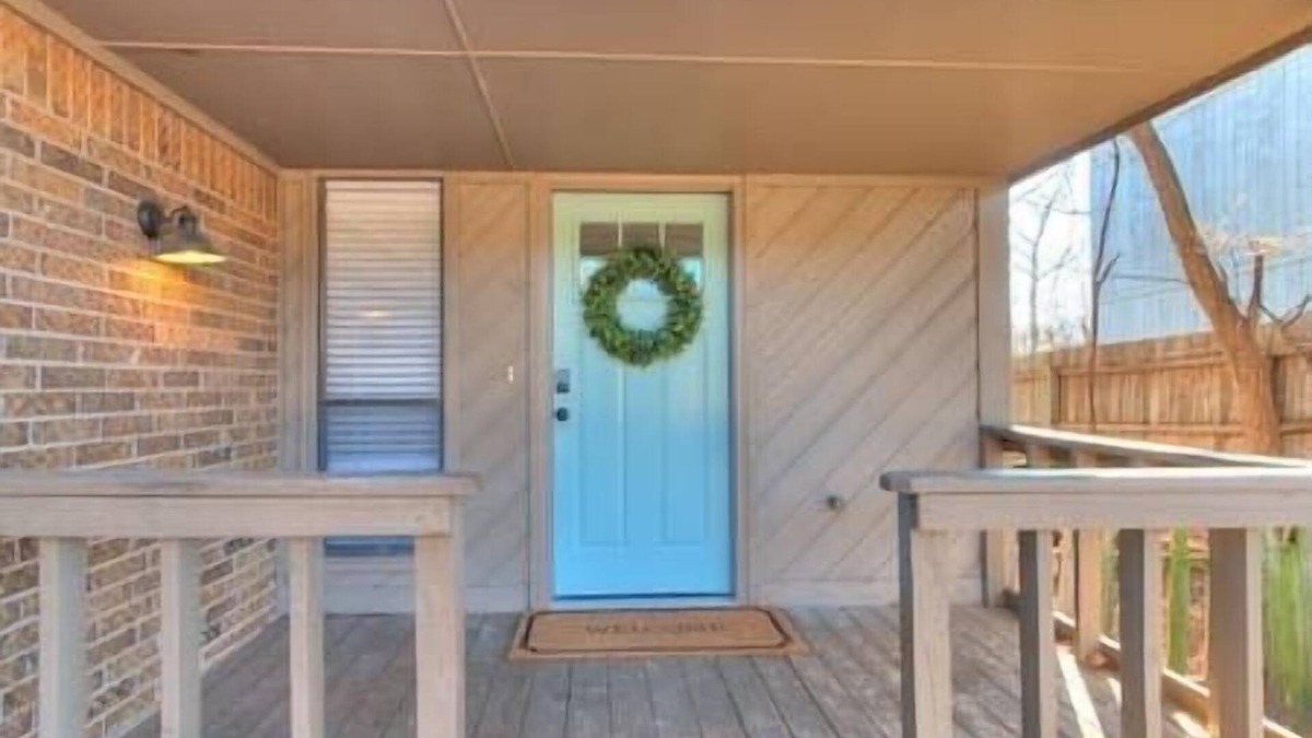 Edmond House | Cozy 3 Bedroom/2 Bath Duplex in Central Edmond w/Double Garage