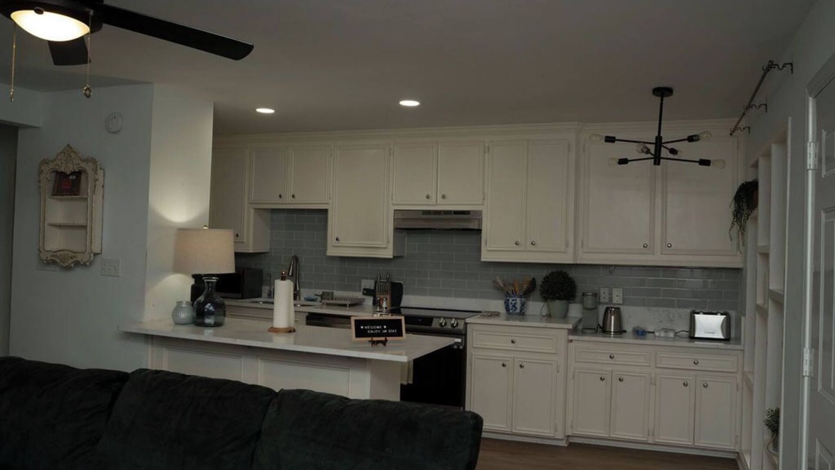 Neartown Apartment | Cozy 3-bedroom 2 bathroom Apartment in Houston. Pool & Modern Comforts
