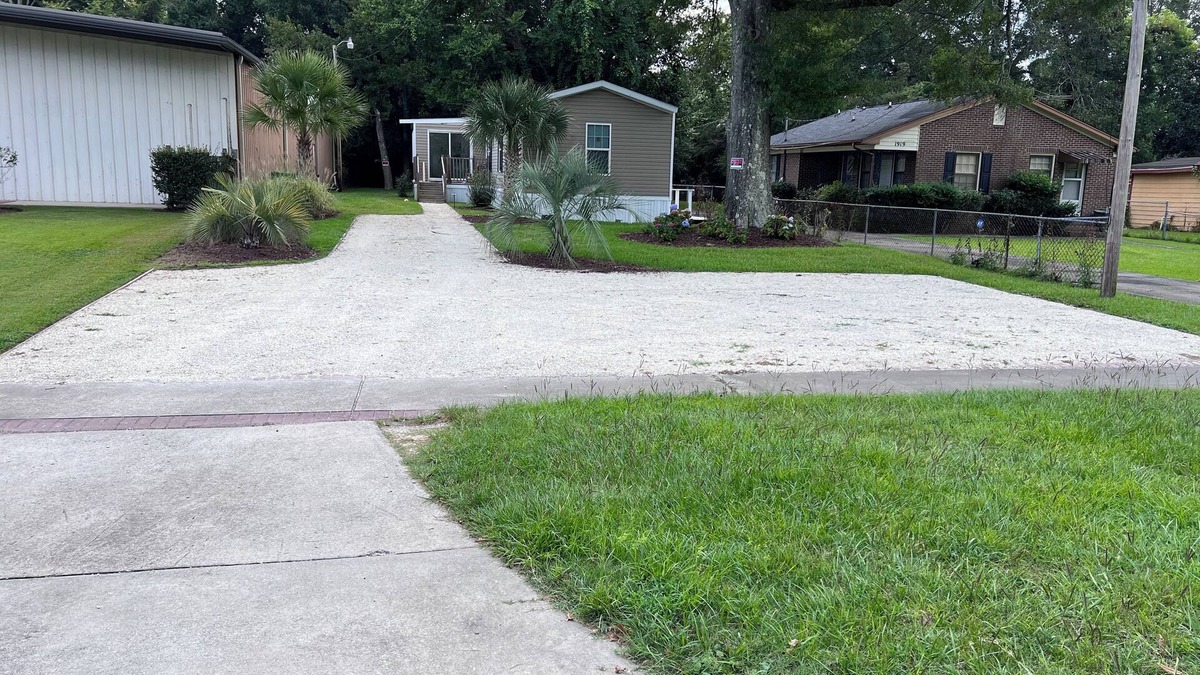 Georgetown House | Cozy 3 Bedroom 2 Full bathroom Home located minutes from Historic Downtown.