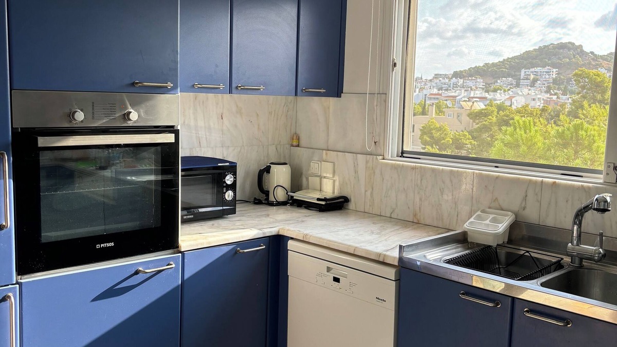 Kavouri Apartment | Cozy 3 Bedroom apartment minutes away from the Athenian Riviera.n