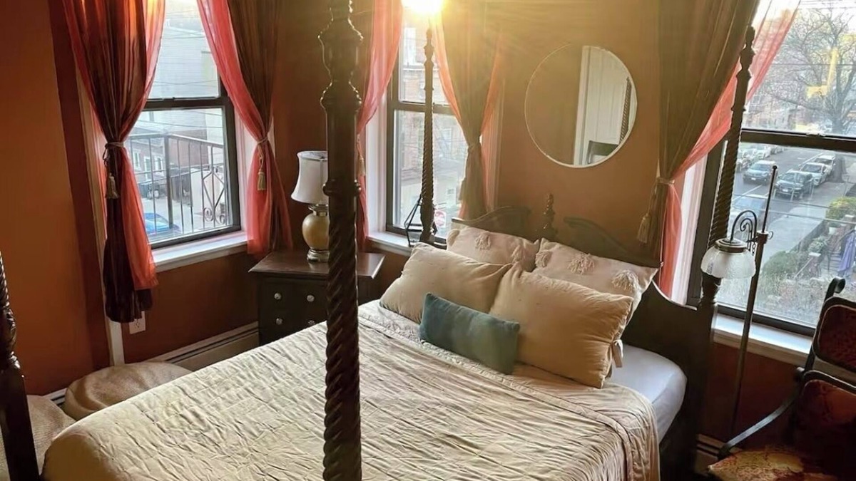 Historic Downtown Apartment | Cozy 3 Bedroom Apartment Downtown Jersey City, One Train Stop to NYC