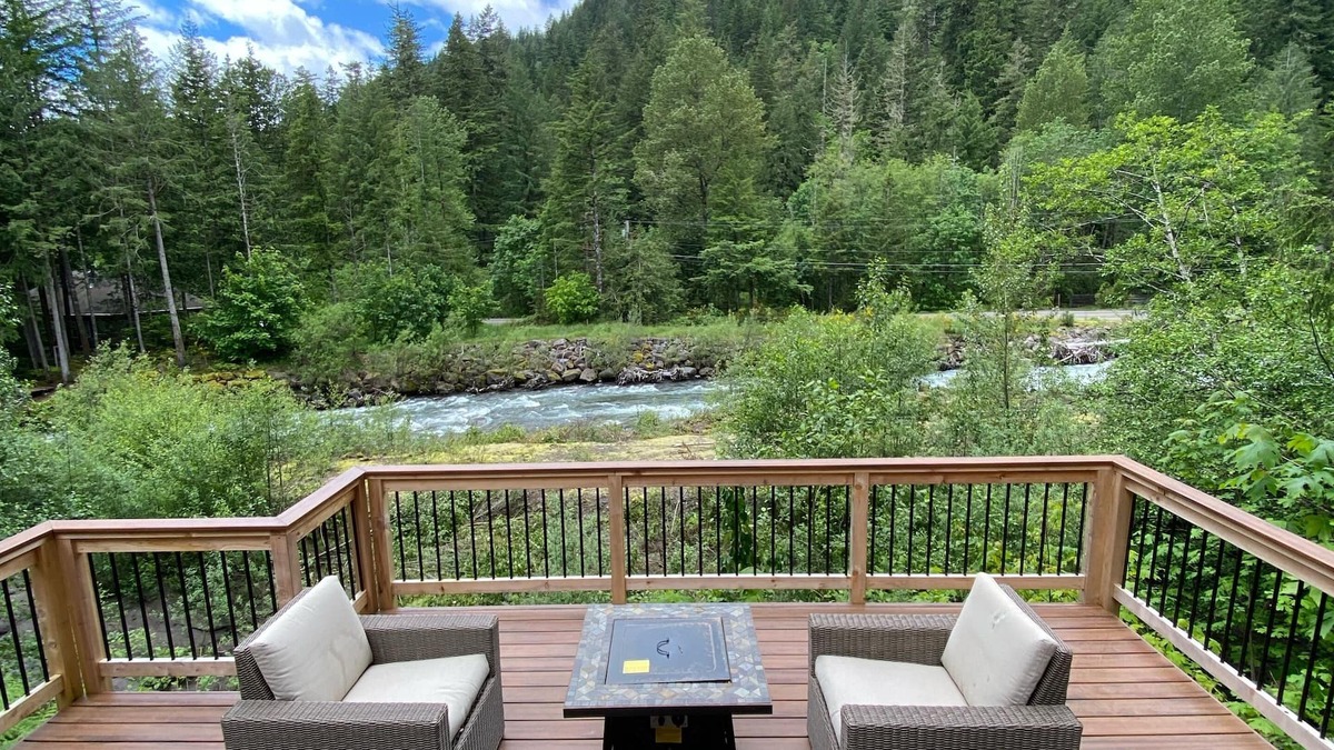 Rhododendron Cabin | Cozy 3-bedroom cabin on the river