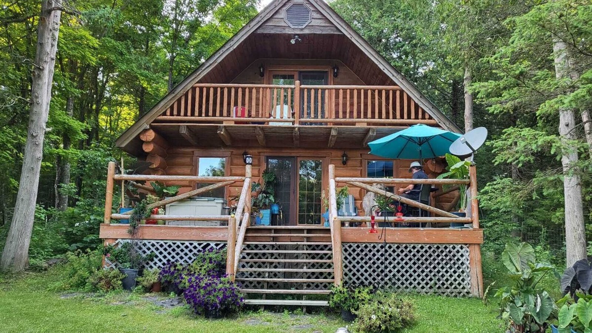 Campbellford Ski Chalet | Cozy 3 bedroom chalet cabin on the beautiful Crowe River