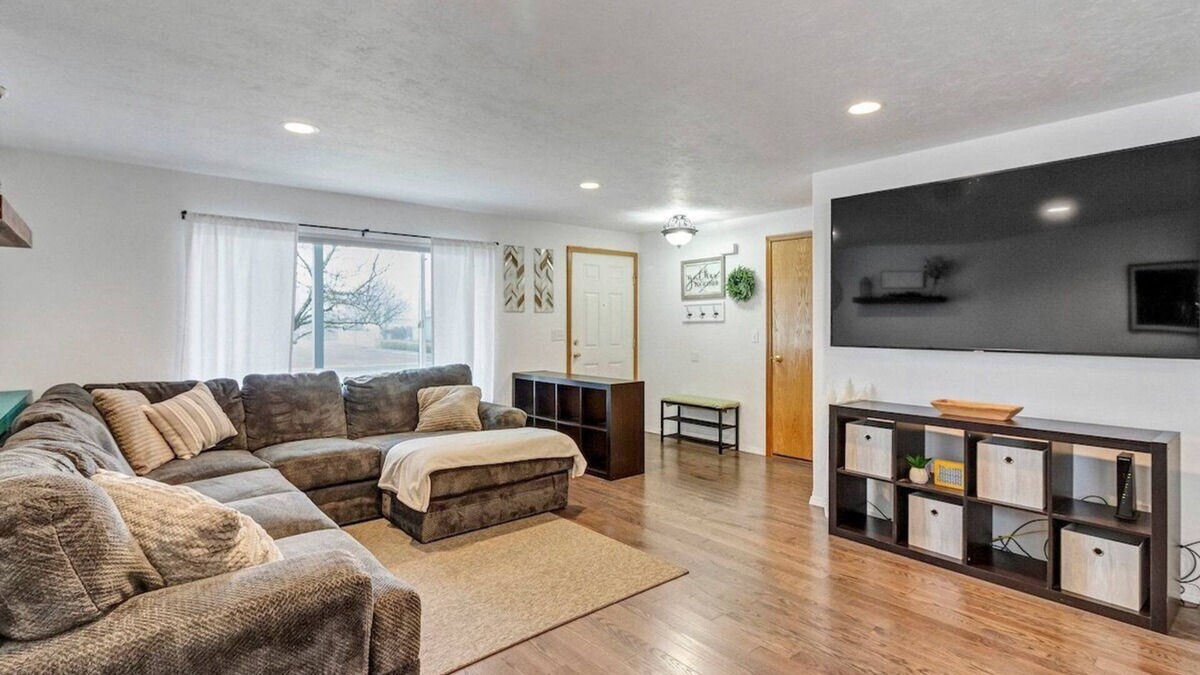Albany House | Cozy 3 Bedroom Family Home w/Fenced Yard & Patio!