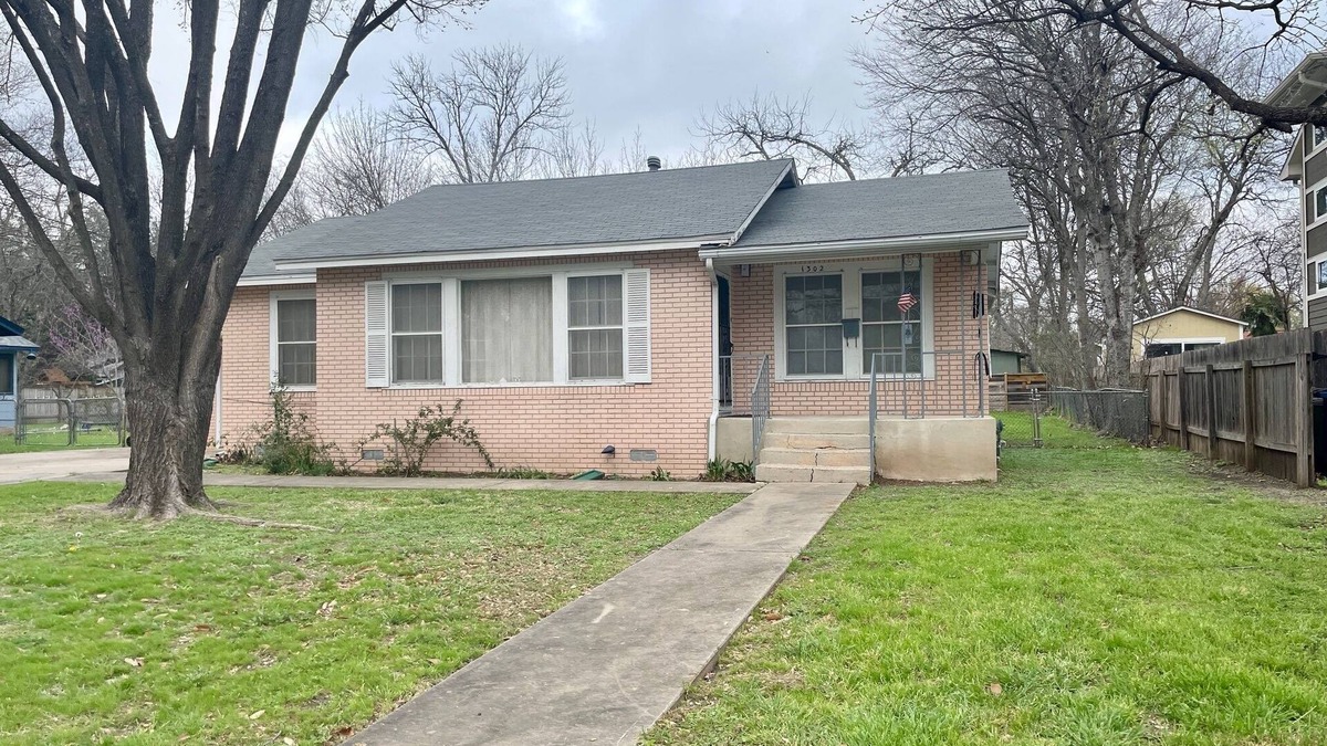 Brentwood House | Cozy 3-bedroom house in charming Austin with AC, Wi-Fi