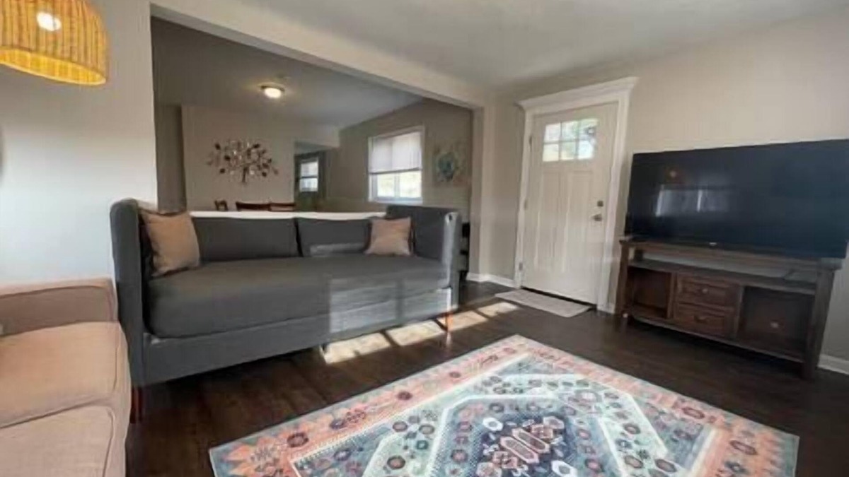Oakmont House | Cozy 3-bedroom house Quiet street Free parking