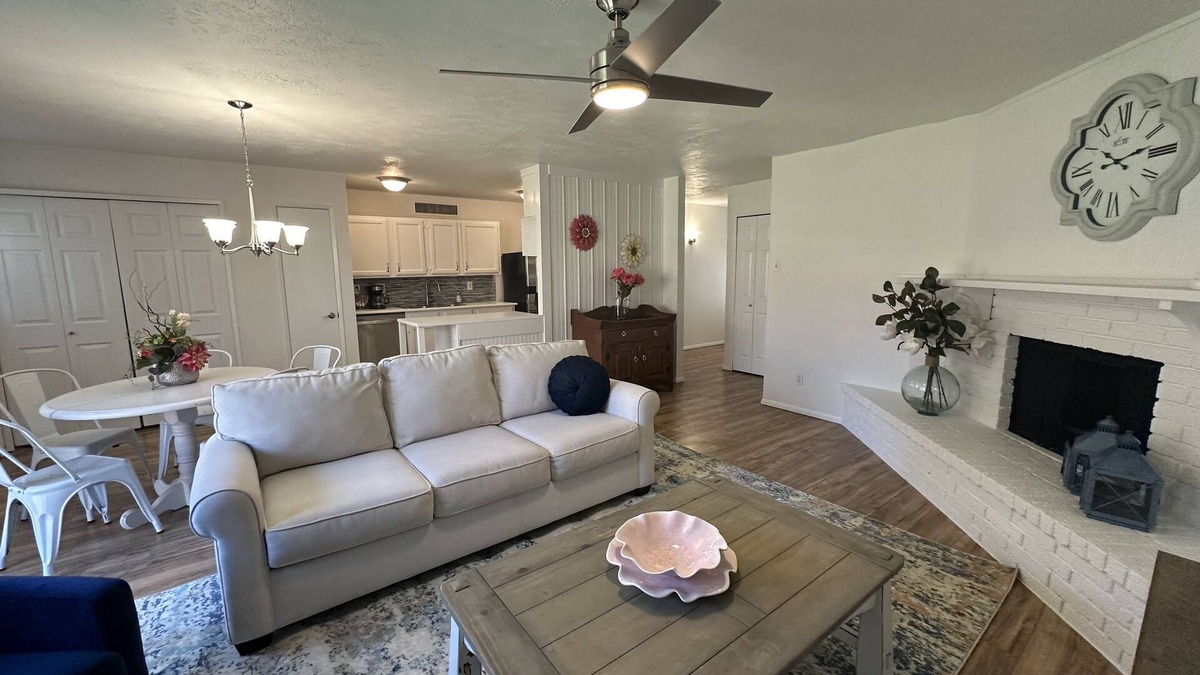 Allen House | Cozy 3-bedroom house with WiFi and AC in enjoyable Allen no chores