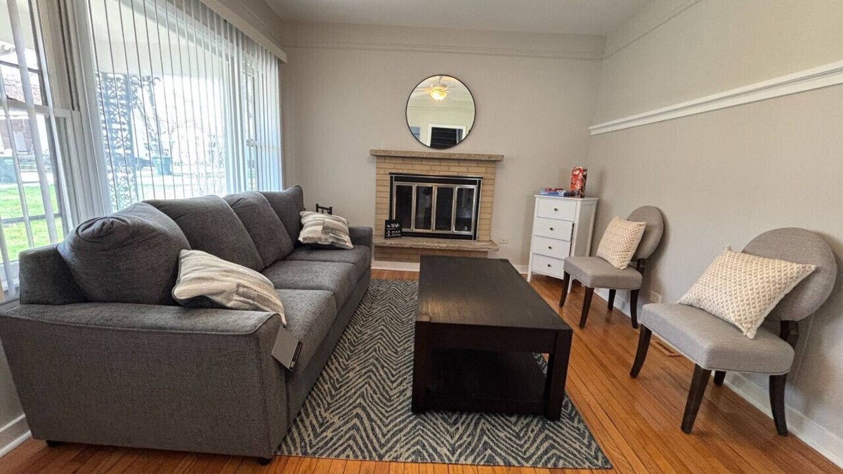 Libertyville House | Cozy 3 bedroom in DT Libertyville Near Naval Base!