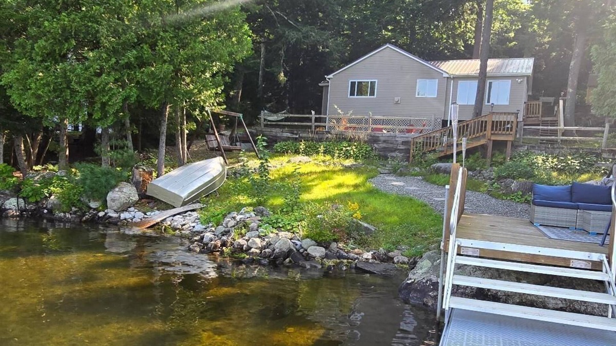 Belgrade Cabin | Cozy 3-bedroom Lakefront camp on Great Pond in Belgrade Maine w/WiFi, AC