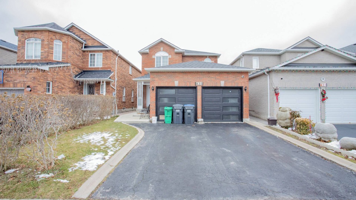 East Credit House | Cozy 3-bedroom luxurious house in the central mississauga around heartland & Sq1