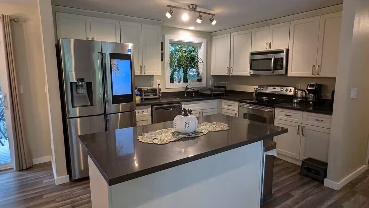 North Creek House | Cozy 3-bedroom Pet Friendly house in delightful Bothell with AC, WiFi