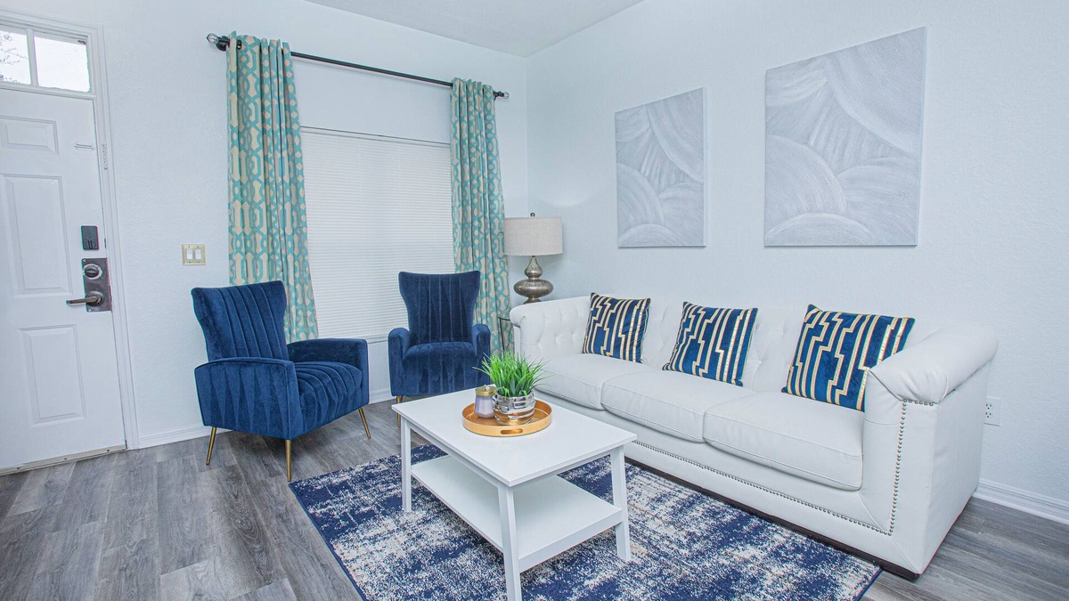 Kissimmee House | Cozy 3-bedroom townhome in Kissimmee close to Disney with WiFi, AC, fitness room