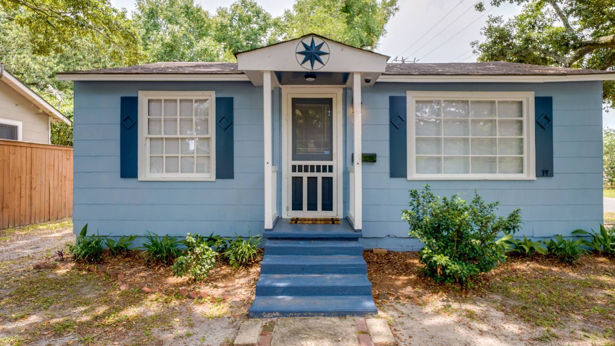 Gulfport Cottage | Cozy ‘3 Oaks Cottage’ in Gulfport: Close to Beach!