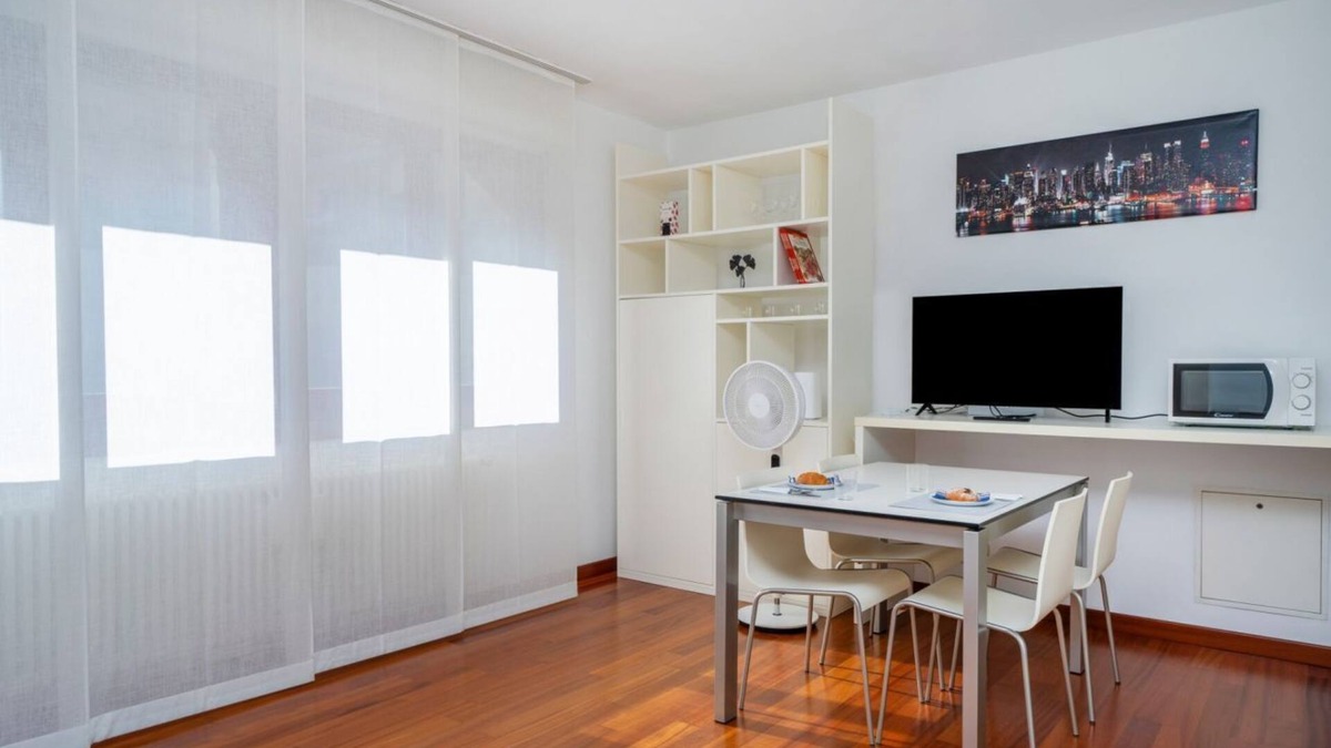 Udine Apartment | Cozy 38 sqm apartment for 2 people, located near the Porta di Aquileia in Udine. It features a reserved covered parking space for guests, offering comfort and convenience. The area is rich in history and charm, just steps away from Udine's historic cente