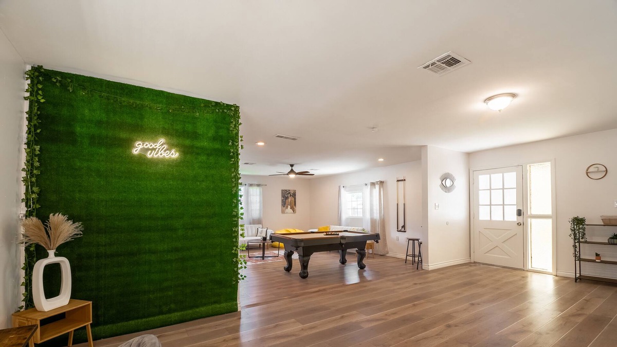 Arlington South House | Cozy 3B/2B home w/ Insta-worthy billiard table near Disneyland, Beaches, & more!