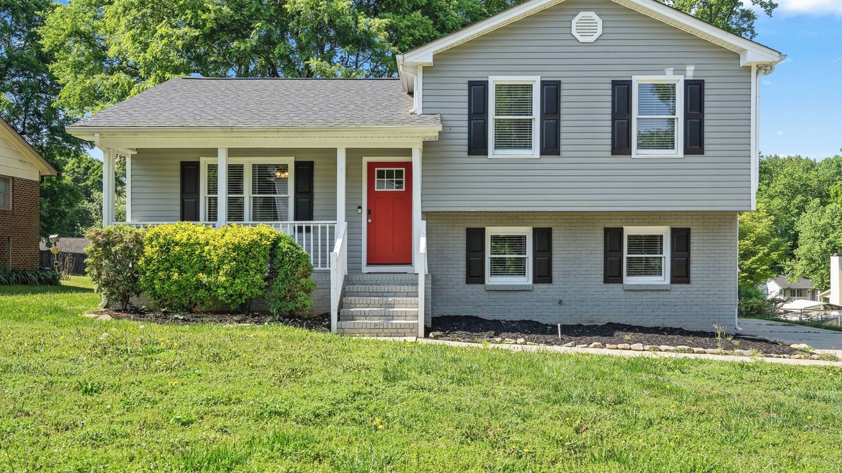 Toddville Road House | Cozy 3BR Gem with Home Theater near Uptown & Airport