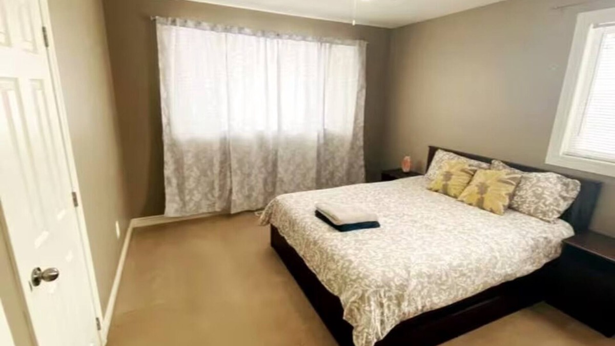 Niagara Falls House | Cozy 3BR Home - Backyard - Close to attractions