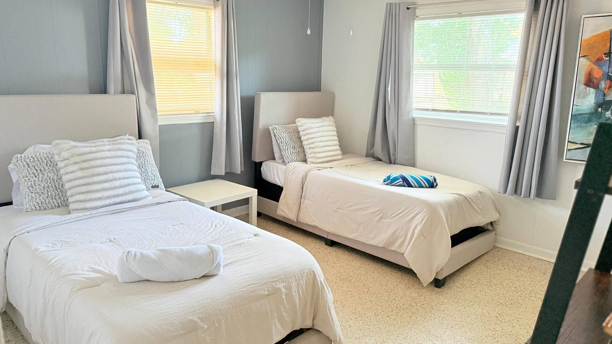 Westside House | Cozy 3BR Home Downtown w/Backyard+Wi-Fi+Parking