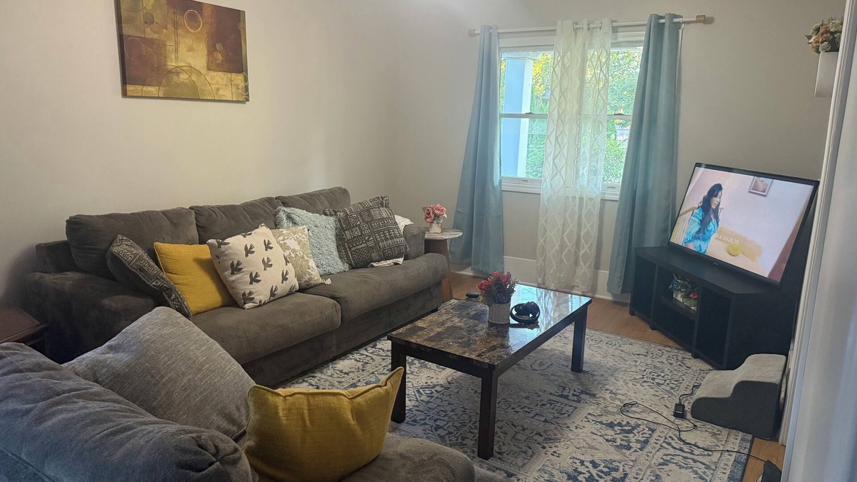 Buffalo House | Cozy 3BR Lower Unit home in South Buffalo Near Downtown