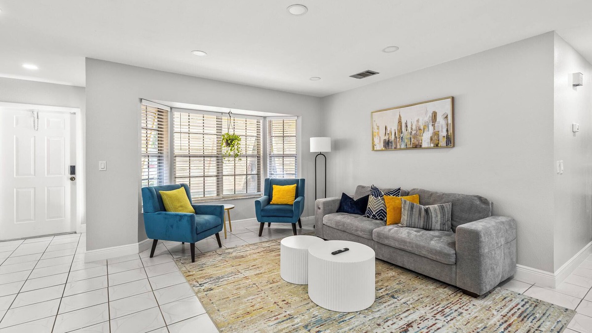 Florida Ridge House | Cozy 3BR Vero Beach Retreat 10 Mins to Beaches. Early Check-In & Late Check-Out!