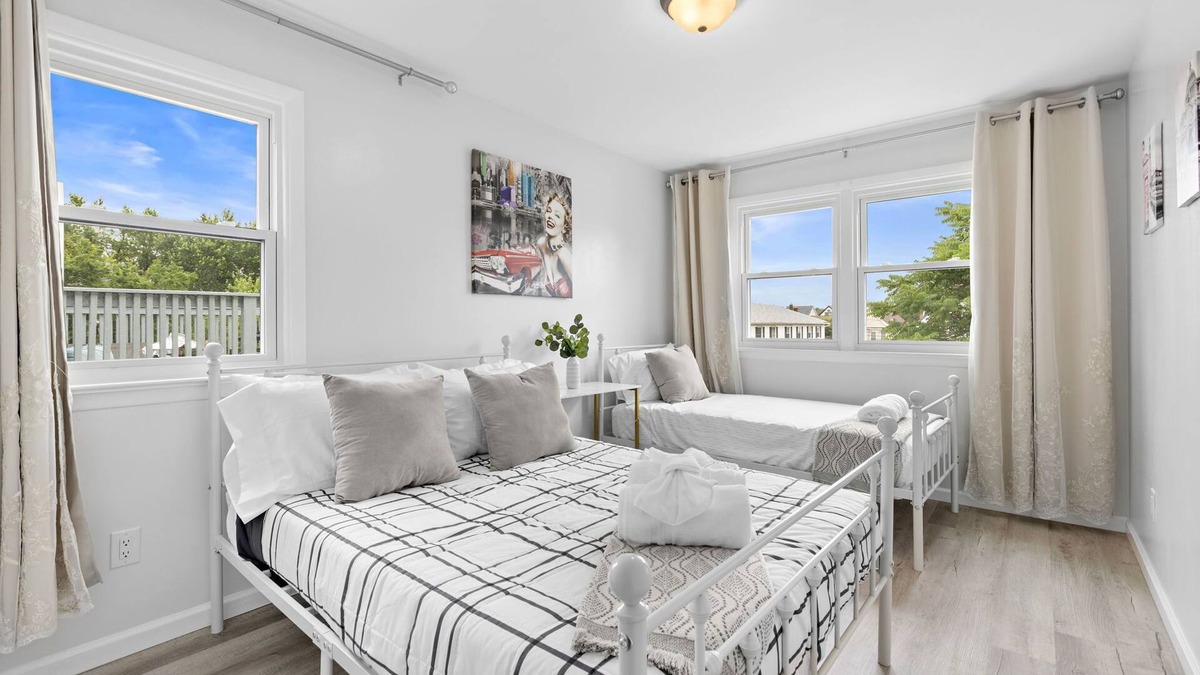 Constable Hook Apartment | Cozy 3BR with Parking, Near NYC & Newark Airport