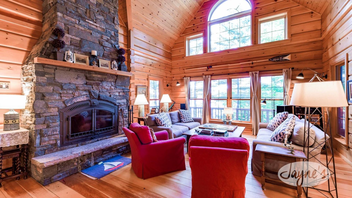 Gravenhurst Cottage | Cozy 4 bed 2 bath cottage on Pine Lake with 1 bed Bunkie! W Exposure! Hot Tub!