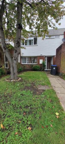 West Byfleet Villa | Cozy 4-Bedroom Family Getaway